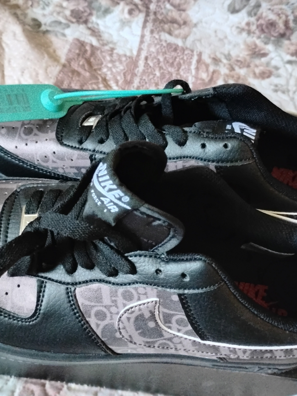 Nike Men’s Black Low-Top Sneakers with Gray Pattern - Picture 3 of 3